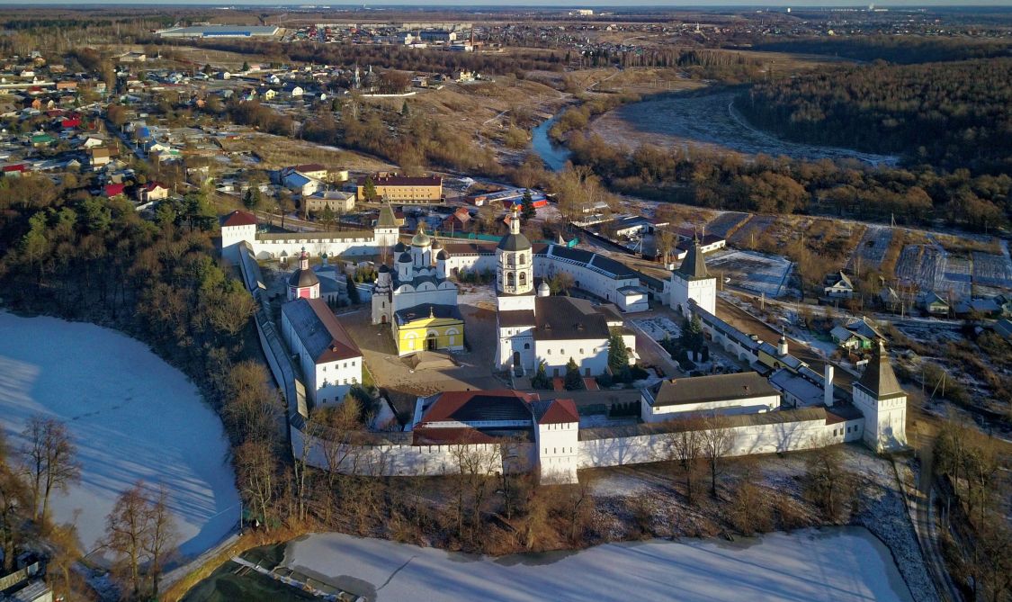 Боровск. Рождества Пресвятой Богородицы Пафнутиев Боровский мужской монастырь. общий вид в ландшафте, Вид с высоты птичьего полета