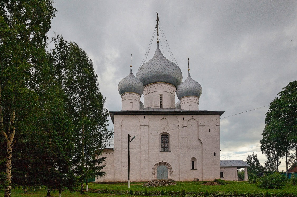 Собор Успения Пресвятой Богородицы, Белозерск (Белозерский район, Вологодская область). общий вид в ландшафте