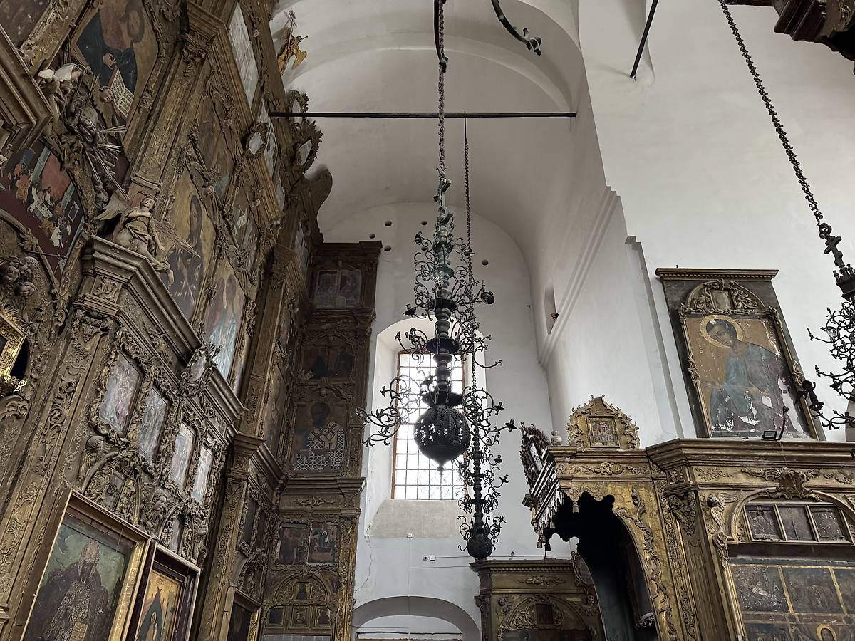 Средний неф, поперечный вид, интерьер и убранство. Собор Успения Пресвятой Богородицы, Белозерск (Белозерский район, Вологодская область)