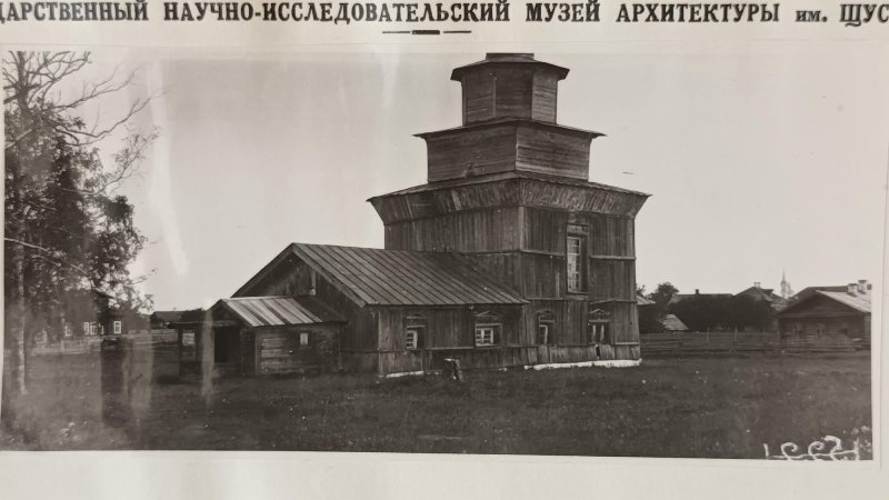 Фото не позднее 1934 г. взято с сайта госкаталог. рф, архивная фотография. Церковь Илии Пророка, Белозерск (Белозерский район, Вологодская область)