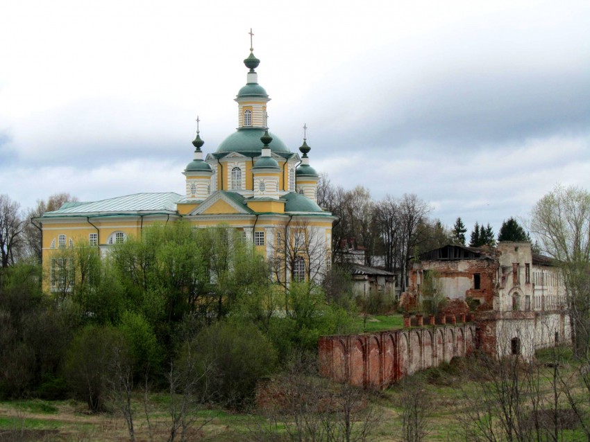 Тотьма. Спасо-Суморин монастырь. фасады, вид с правого берега Песьей Деньги