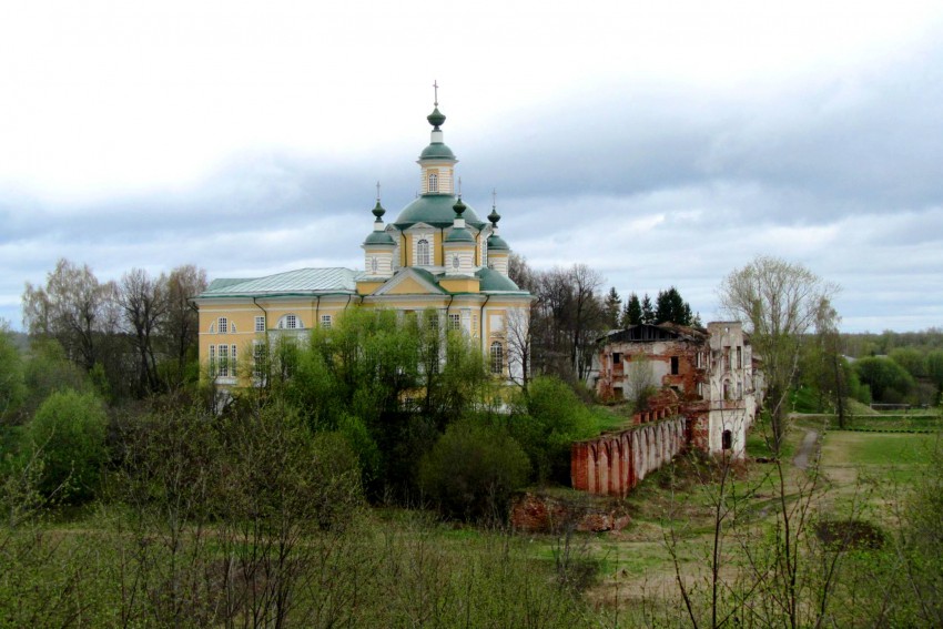 Тотьма. Спасо-Суморин монастырь. общий вид в ландшафте, вид с юга