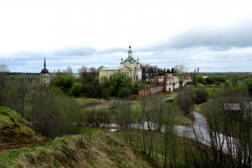 Тотьма. Спасо-Суморин монастырь. общий вид в ландшафте, вид с окраины д. Чёботово