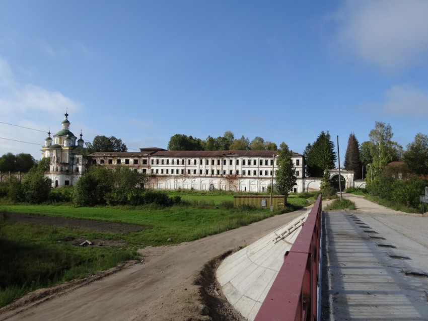 Тотьма. Спасо-Суморин монастырь. общий вид в ландшафте