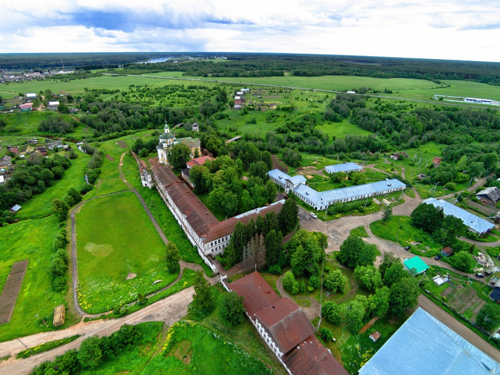 Тотьма. Спасо-Суморин монастырь. общий вид в ландшафте