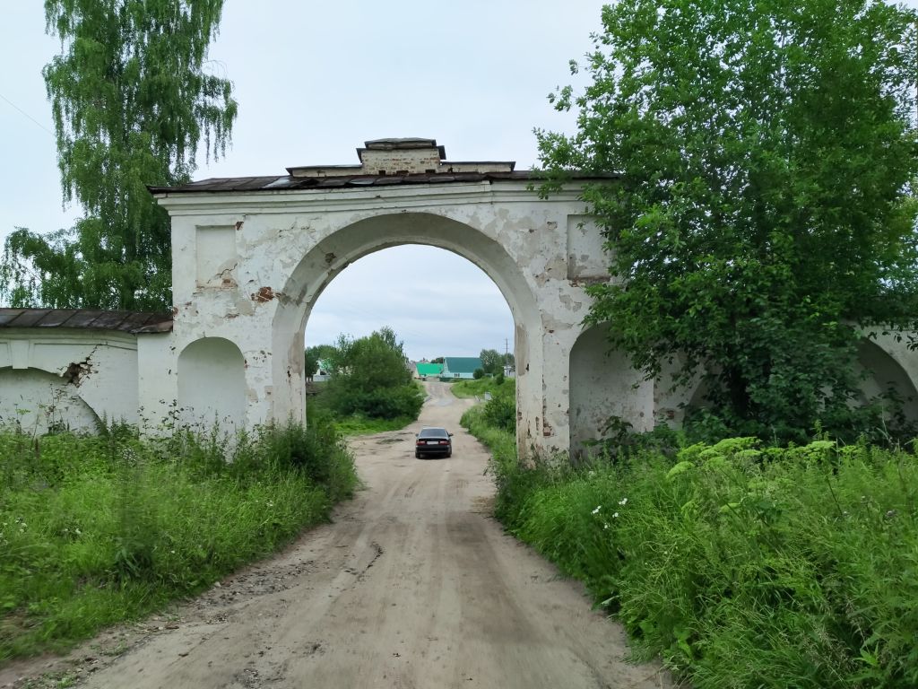 Тотьма. Спасо-Суморин монастырь. архитектурные детали, монастырские ворота