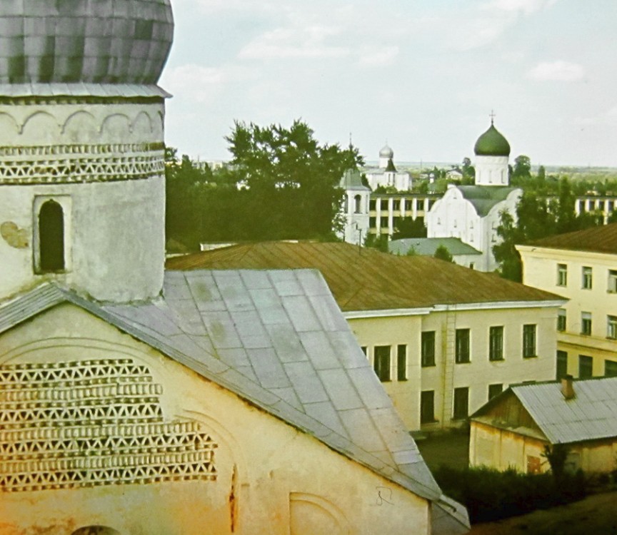 Церковь Димитрия Солунского на Славкове улице, Великий Новгород (Великий Новгород, город, Новгородская область). архитектурные детали, Великий Новгород.Церковь Димитрия Солунского.Фрагмент отделки фасада и барабана.На втором плане церковь Федора Стратилата.