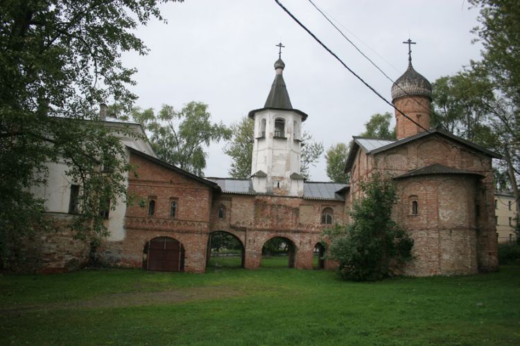 Великий Новгород. Храмовый комплекс церквей Михаила Архангела и Благовещения на Торгу. общий вид в ландшафте