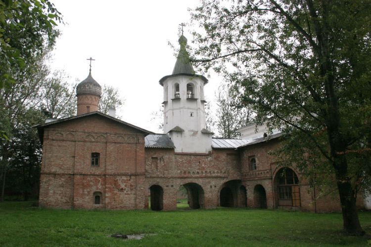 Великий Новгород. Храмовый комплекс церквей Михаила Архангела и Благовещения на Торгу. общий вид в ландшафте