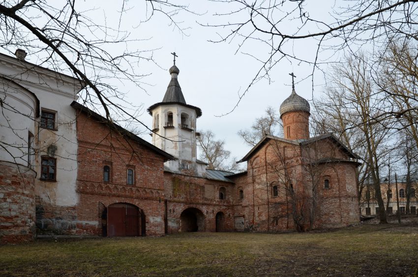 Великий Новгород. Храмовый комплекс церквей Михаила Архангела и Благовещения на Торгу. общий вид в ландшафте