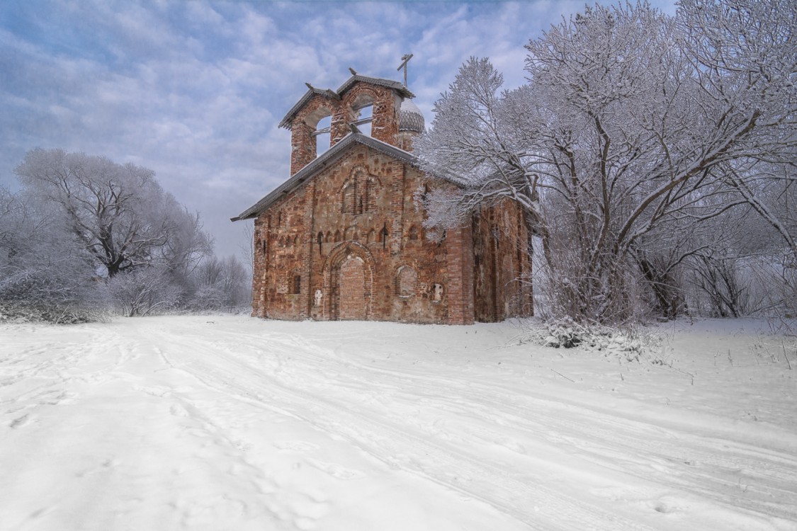 Великий Новгород. Церковь Иоанна Милостивого на Мячине. общий вид в ландшафте