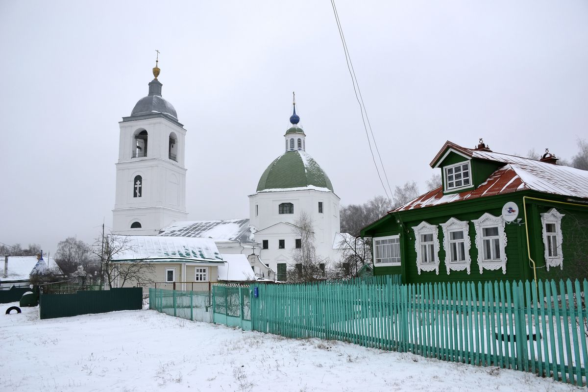 общий вид в ландшафте. Церковь Богоявления Господня, Леоново (Петушинский район, Владимирская область)