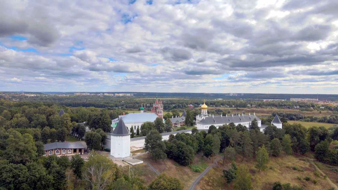 Саввино-Сторожевский монастырь, Звенигород (Одинцовский городской округ и ЗАТО Власиха, Краснознаменск, Московская область). общий вид в ландшафте