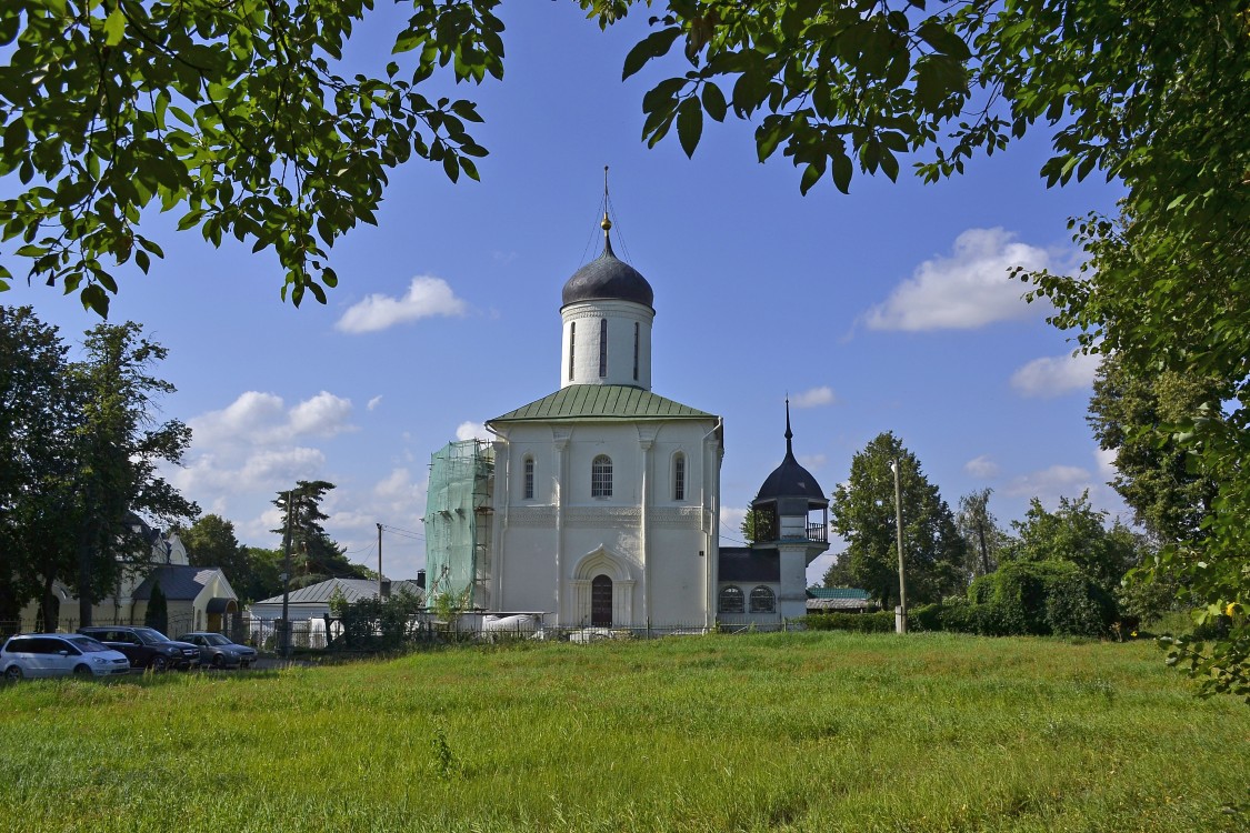 Звенигород. Собор Успения Пресвятой Богородицы на Городке. общий вид в ландшафте