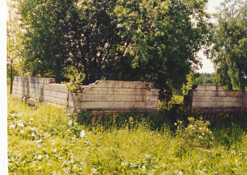 Микулино. Церковь Михаила Архангела. дополнительная информация, остатки неизвестного  строения близ собора