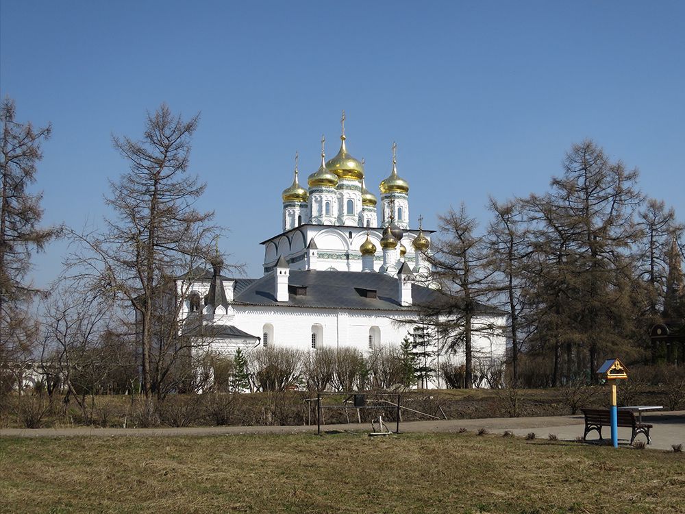 Успенский Иосифо-Волоцкий монастырь, Теряево (Волоколамский городской округ, Московская область). фасады, Успенский Иосифо-Волоцкий монастырь. Церковь Богоявления Господня в трапезном корпусе (на переднем плане) и Собор Успения Пресвятой Богородицы.