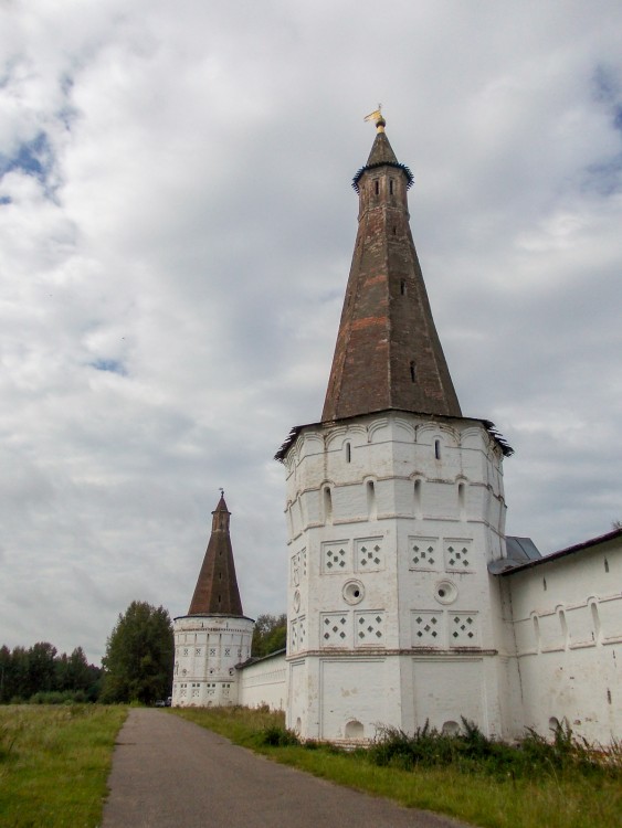 Успенский Иосифо-Волоцкий монастырь, Теряево (Волоколамский городской округ, Московская область). фасады, Свечная (вблизи) и Воскресенская башни