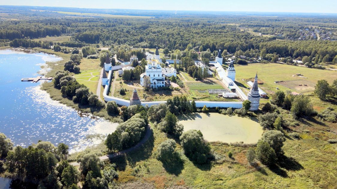 Успенский Иосифо-Волоцкий монастырь, Теряево (Волоколамский городской округ, Московская область). общий вид в ландшафте