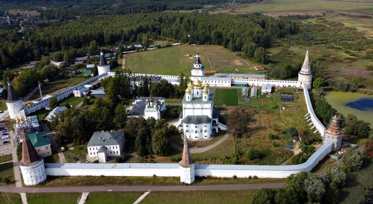 Теряево. Успенский Иосифо-Волоцкий монастырь. общий вид в ландшафте