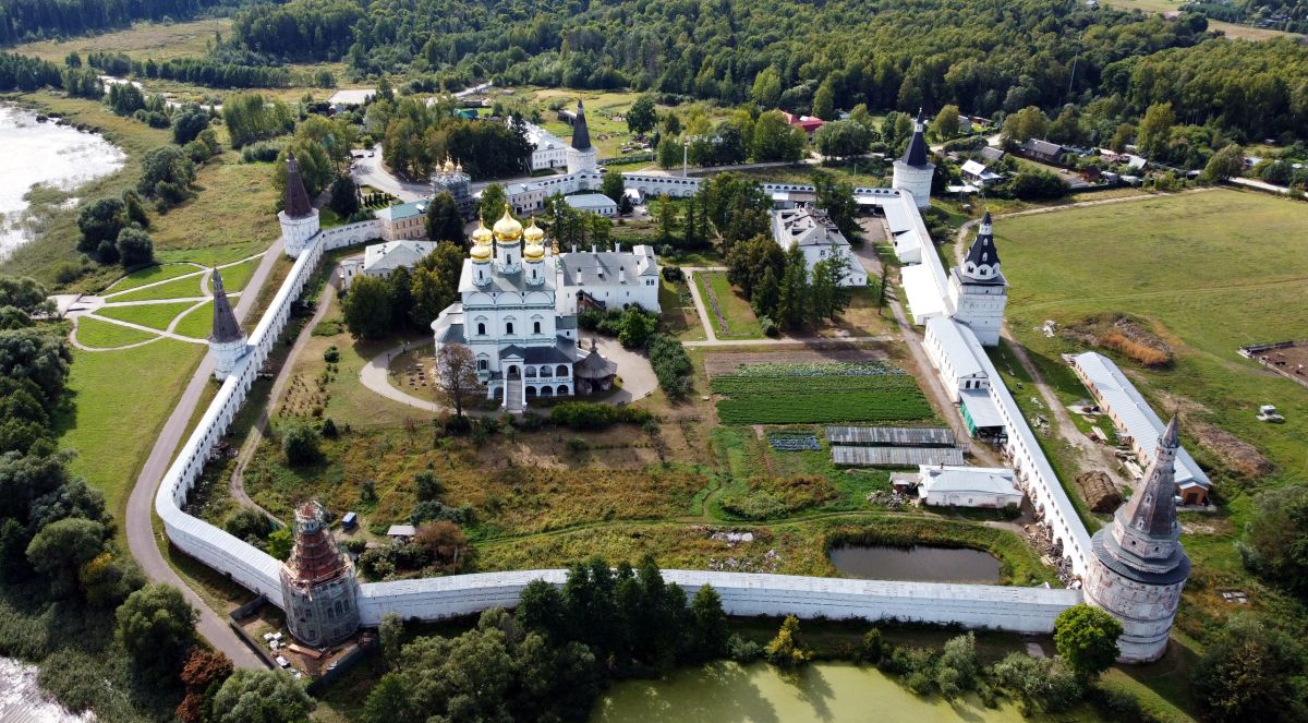 Успенский Иосифо-Волоцкий монастырь, Теряево (Волоколамский городской округ, Московская область). общий вид в ландшафте