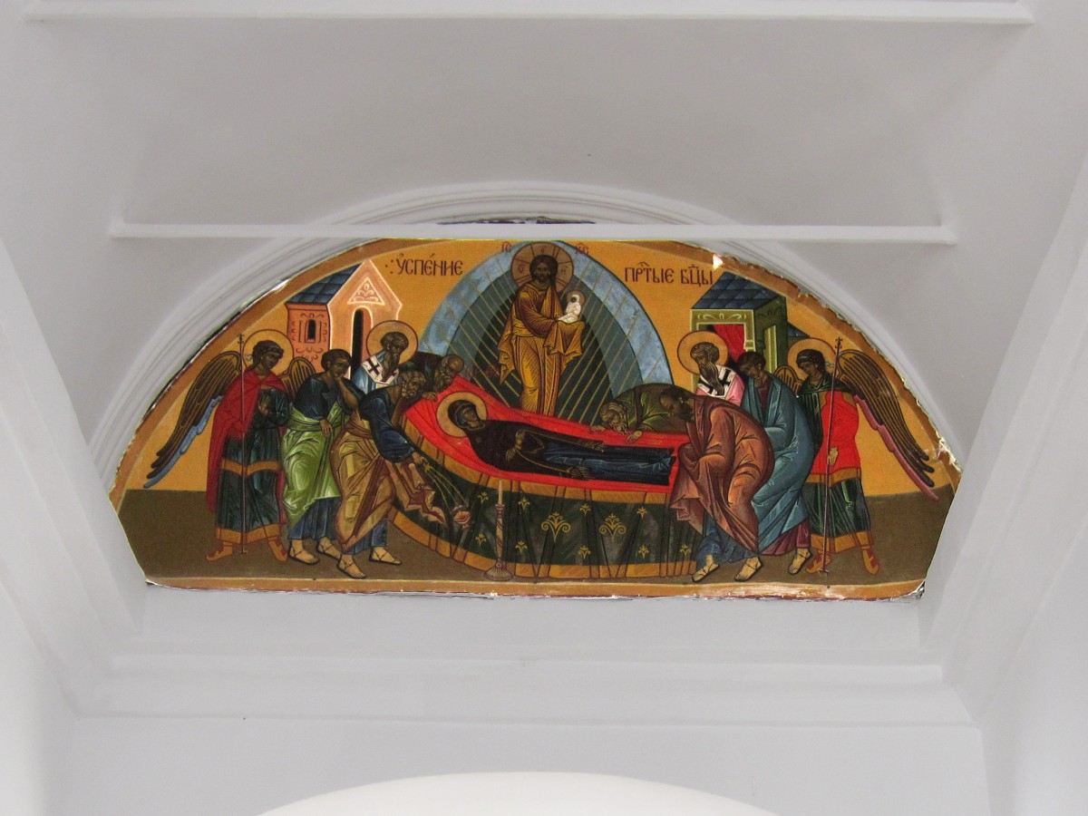 Собор Успения Пресвятой Богородицы, Дмитров (Дмитровский городской округ, Московская область). дополнительная информация, Икона Успение Пресвятой Богородицы, расположенная в нижнем ярусе колокольни