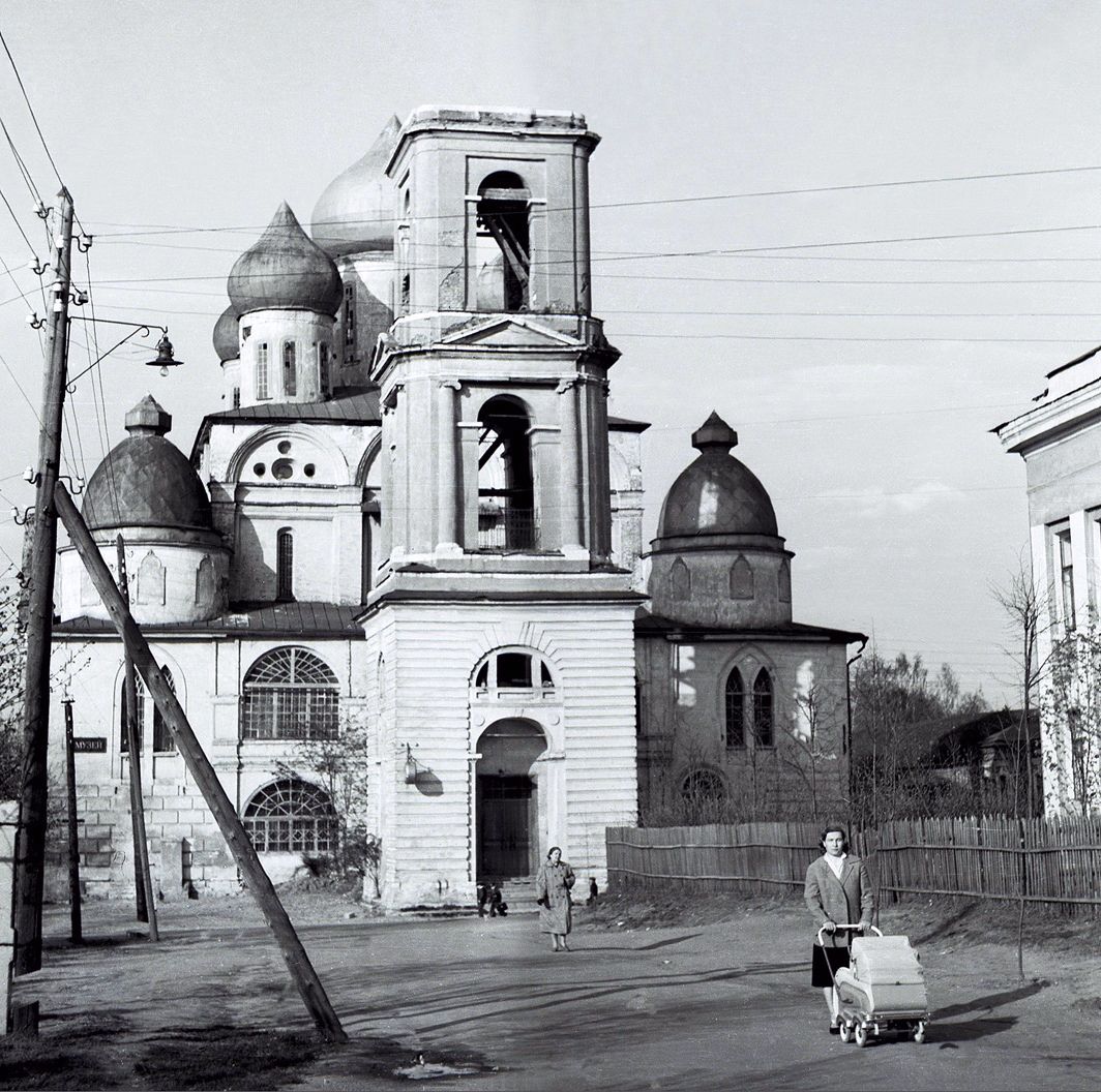 Собор Успения Пресвятой Богородицы, Дмитров (Дмитровский городской округ, Московская область). архивная фотография, 1950-е годы.