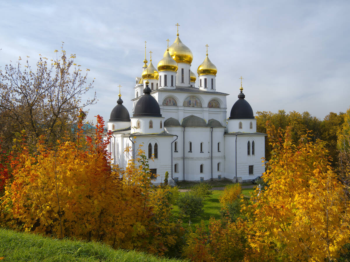 Собор Успения Пресвятой Богородицы, Дмитров (Дмитровский городской округ, Московская область). общий вид в ландшафте, Общий вид с крепостного вала.