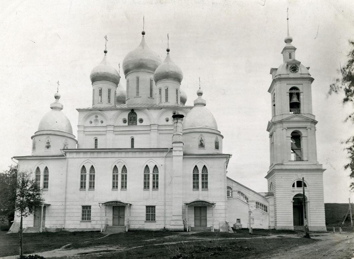 Фотография Успенского собора в Дмитровском Кремле. 1913 г. С сайта: pastvu.com, архивная фотография. Собор Успения Пресвятой Богородицы, Дмитров (Дмитровский городской округ, Московская область)