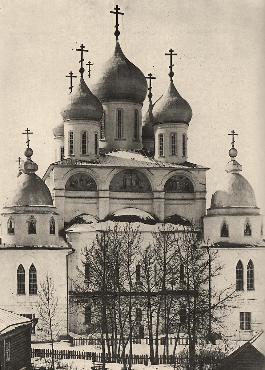 Фото 1900-1912 гг. Вид Успенского собора с восточной стороны. Источник: Яганов А.В., Рузаева Е.И. Успенский собор в Дмитрове, - М.: "Северный паломник", 2003., архивная фотография. Собор Успения Пресвятой Богородицы, Дмитров (Дмитровский городской округ, Московская область)
