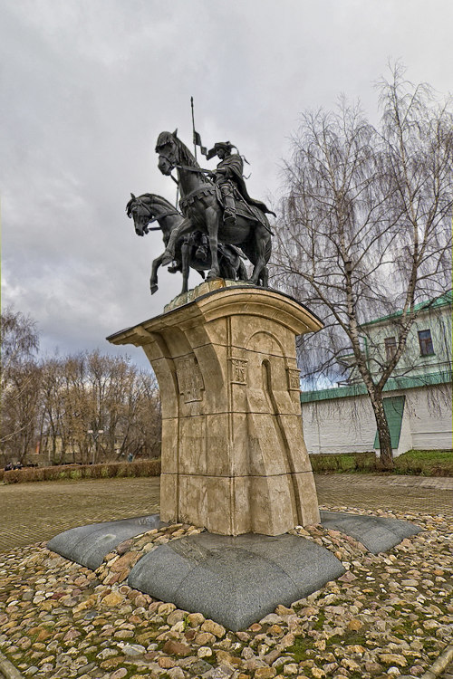 Борисоглебский мужской монастырь, Дмитров (Дмитровский городской округ, Московская область). дополнительная информация, Памятник Борису и Глебу.