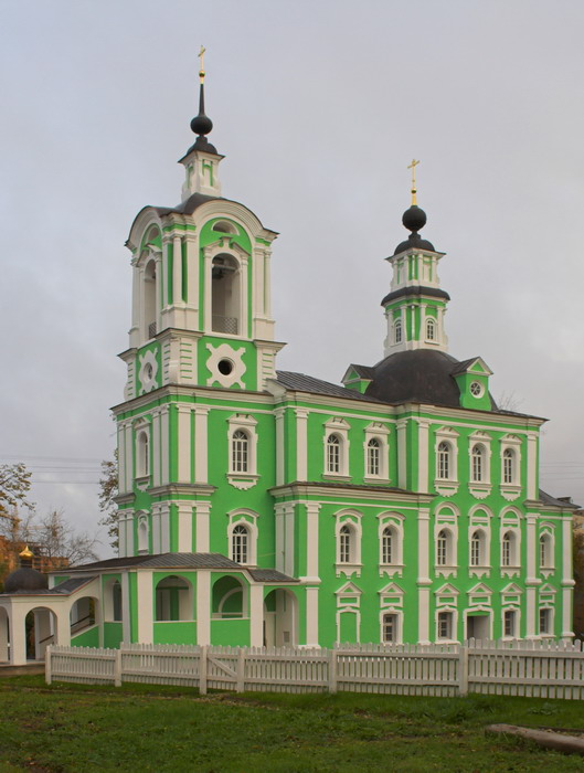 Дмитров. Церковь Троицы Живоначальной (Тихвинская). фасады, Многих смущает такое преображение, но мне нравится... очень.		      