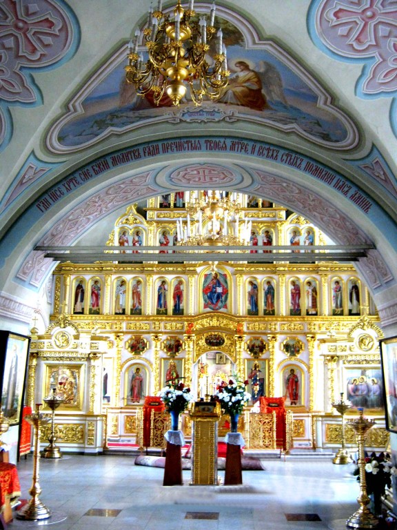 Церковь Троицы Живоначальной (Тихвинская), Дмитров (Дмитровский городской округ, Московская область). интерьер и убранство, Главный престол Троицкого храма на втором этаже.