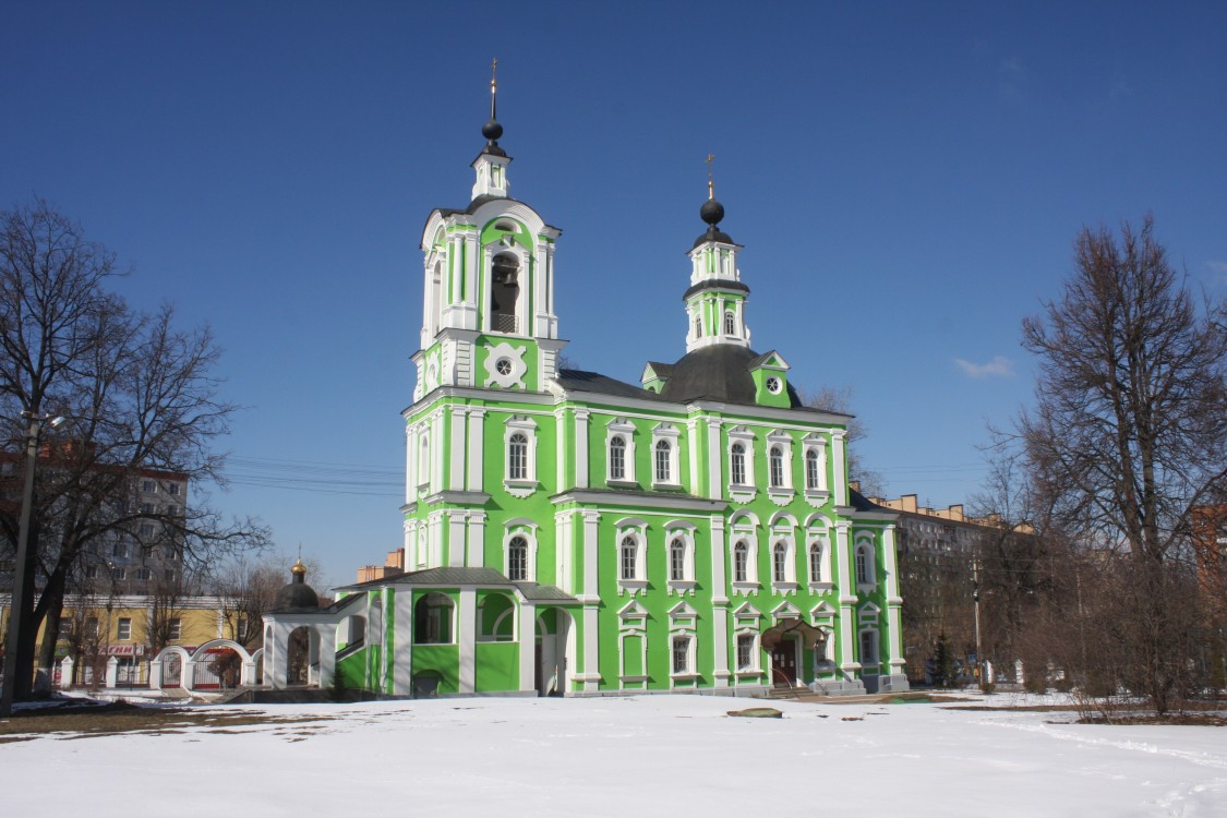 Церковь Троицы Живоначальной (Тихвинская), Дмитров (Дмитровский городской округ, Московская область). общий вид в ландшафте