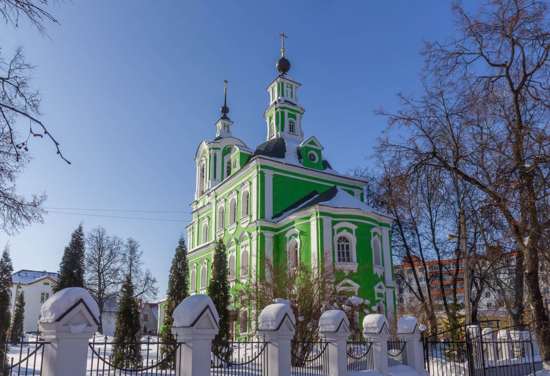 Дмитров. Церковь Троицы Живоначальной (Тихвинская). общий вид в ландшафте, Вид с юго-востока