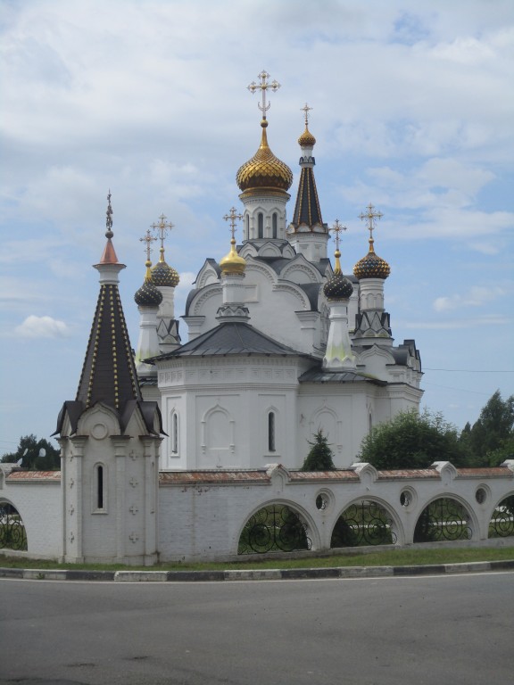 Церковь Всех Святых, в земле Российской просиявших, Белоозёрский (Воскресенский городской округ, Московская область). дополнительная информация, Завершено строительство ограды храма