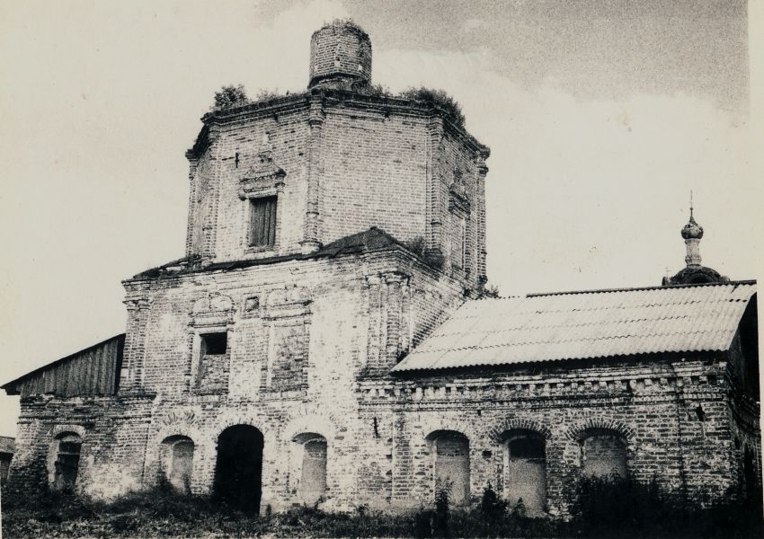 Конобеево. Церковь Троицы Живоначальной (старая). фасады
