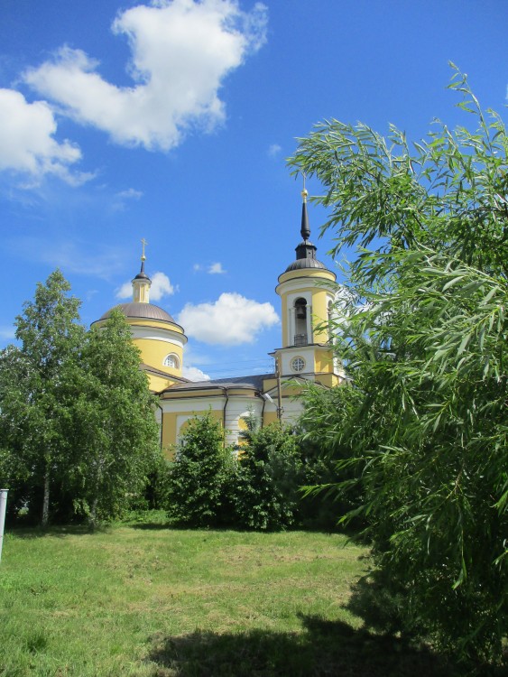 Петровское. Церковь Илии Пророка (каменная). фасады