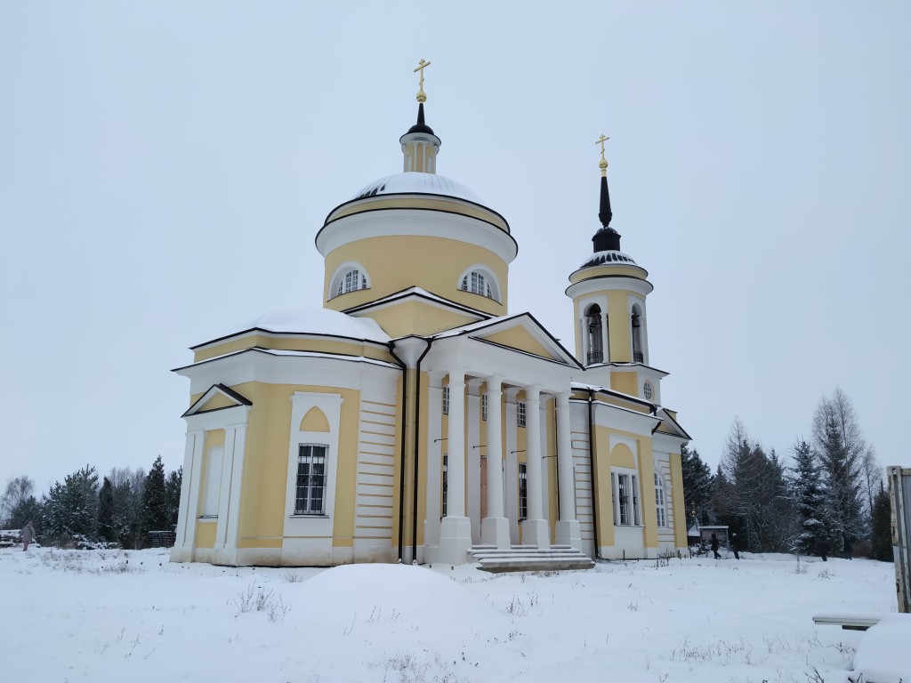 Петровское. Церковь Илии Пророка (каменная). фасады