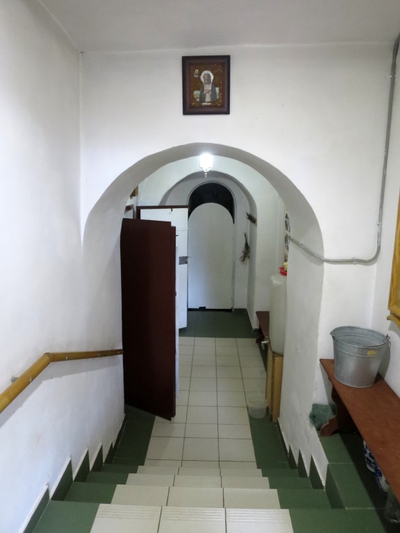 Церковь Серафима Саровского, Федино (Воскресенский городской округ, Московская область). интерьер и убранство, Вход в нижний храм