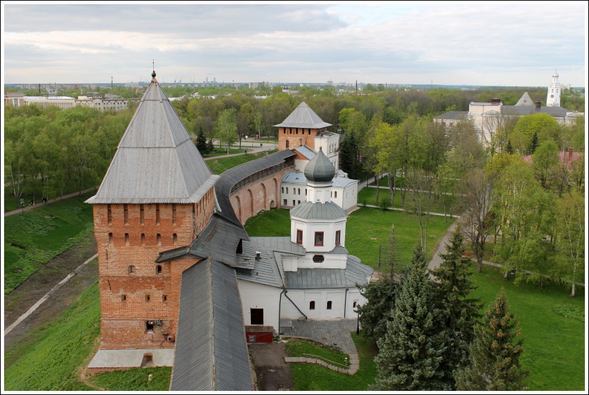 Кремль. Церковь Покрова Пресвятой Богородицы, Великий Новгород (Великий Новгород, город, Новгородская область). общий вид в ландшафте