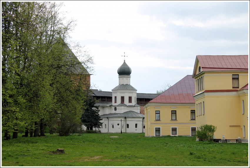 Великий Новгород. Кремль. Церковь Покрова Пресвятой Богородицы. общий вид в ландшафте