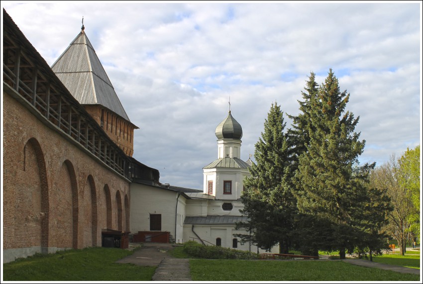 Великий Новгород. Кремль. Церковь Покрова Пресвятой Богородицы. общий вид в ландшафте