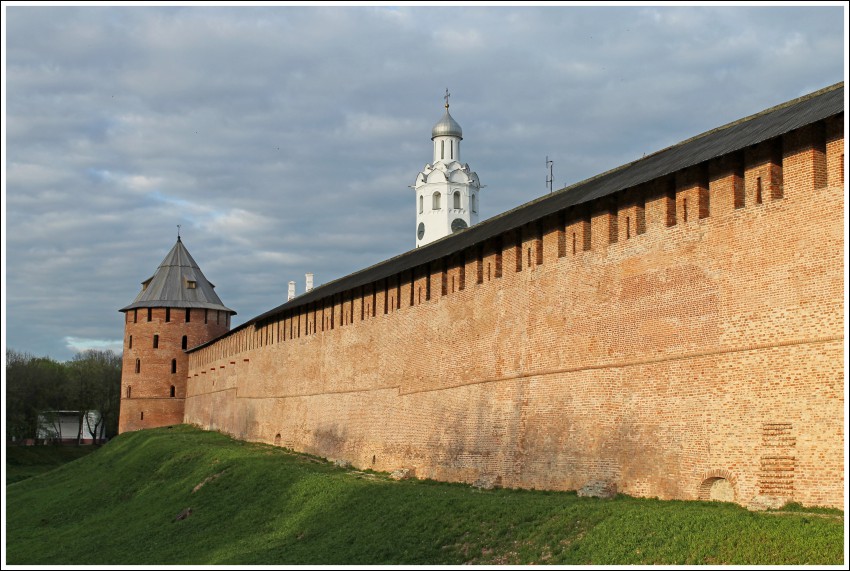 Кремль. Церковь Сергия Радонежского с Евфимиевской часозвоней, Великий Новгород (Великий Новгород, город, Новгородская область). общий вид в ландшафте