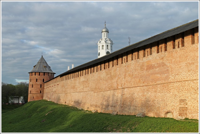 Великий Новгород. Кремль. Церковь Сергия Радонежского с Евфимиевской часозвоней. общий вид в ландшафте