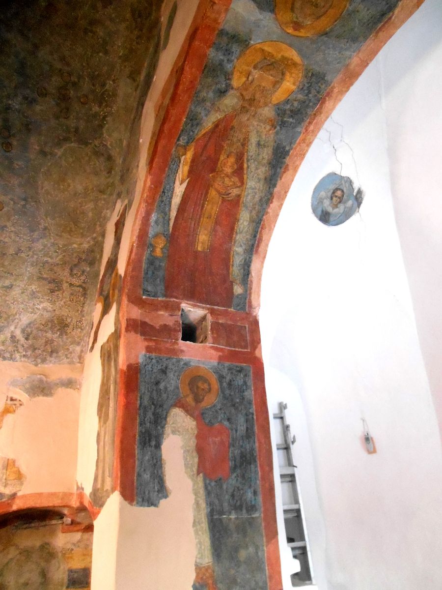 Мелхиседек (на своде) и архидиакон Лаврентий.  Фреска XV в., интерьер и убранство. Кремль. Церковь Сергия Радонежского с Евфимиевской часозвоней, Великий Новгород (Великий Новгород, город, Новгородская область)