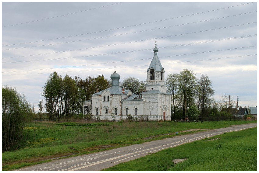 Трубичино. Церковь Покрова Пресвятой Богородицы. общий вид в ландшафте