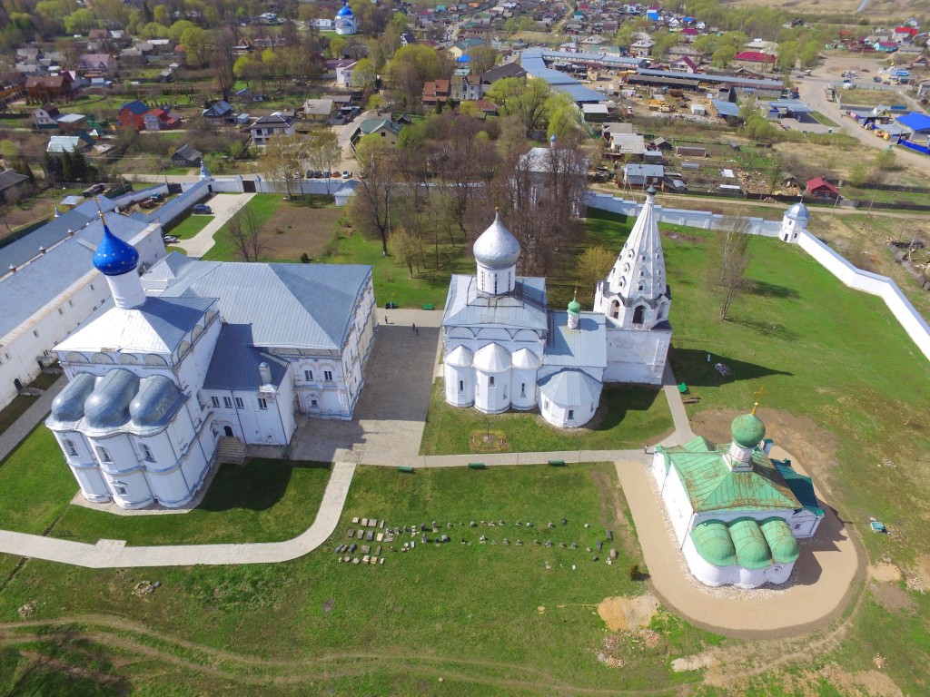 Переславль-Залесский. Троицкий Данилов монастырь. общий вид в ландшафте, Вид с востока: Храм Похвалы Божией Матери, Троицкий собор и Всехсвятский храм, фото с квадрокоптера