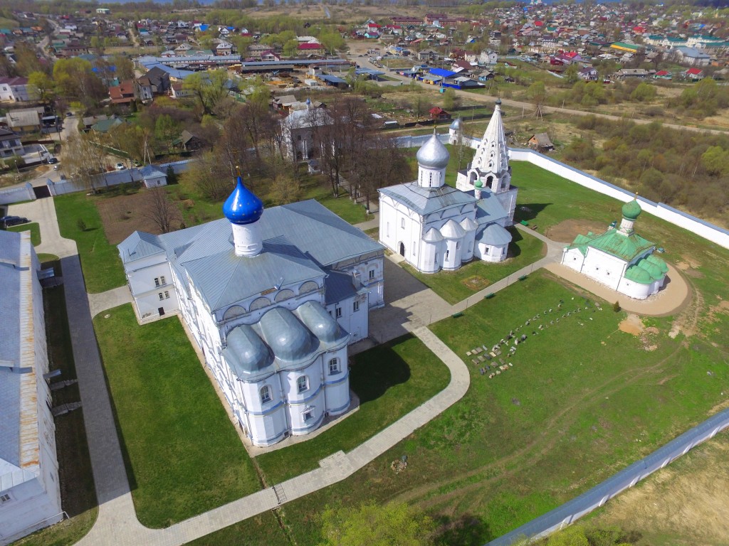 Переславль-Залесский. Троицкий Данилов монастырь. общий вид в ландшафте, Вид с юго-востока: Храм Похвалы Божией Матери, Троицкий собор и Всехсвятский храм, фото с квадрокоптера