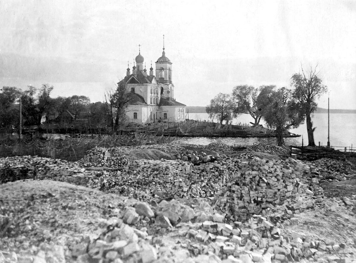 Снято с руин церкви в честь Введения во храм Пресвятой Богородицы (Введенской), 1698-1706 г.г. Фото 1930-х г.г., архивная фотография. Церковь Сорока мучеников Севастийских, Переславль-Залесский (Переславский район и г. Переславль-Залесский, Ярославская область)