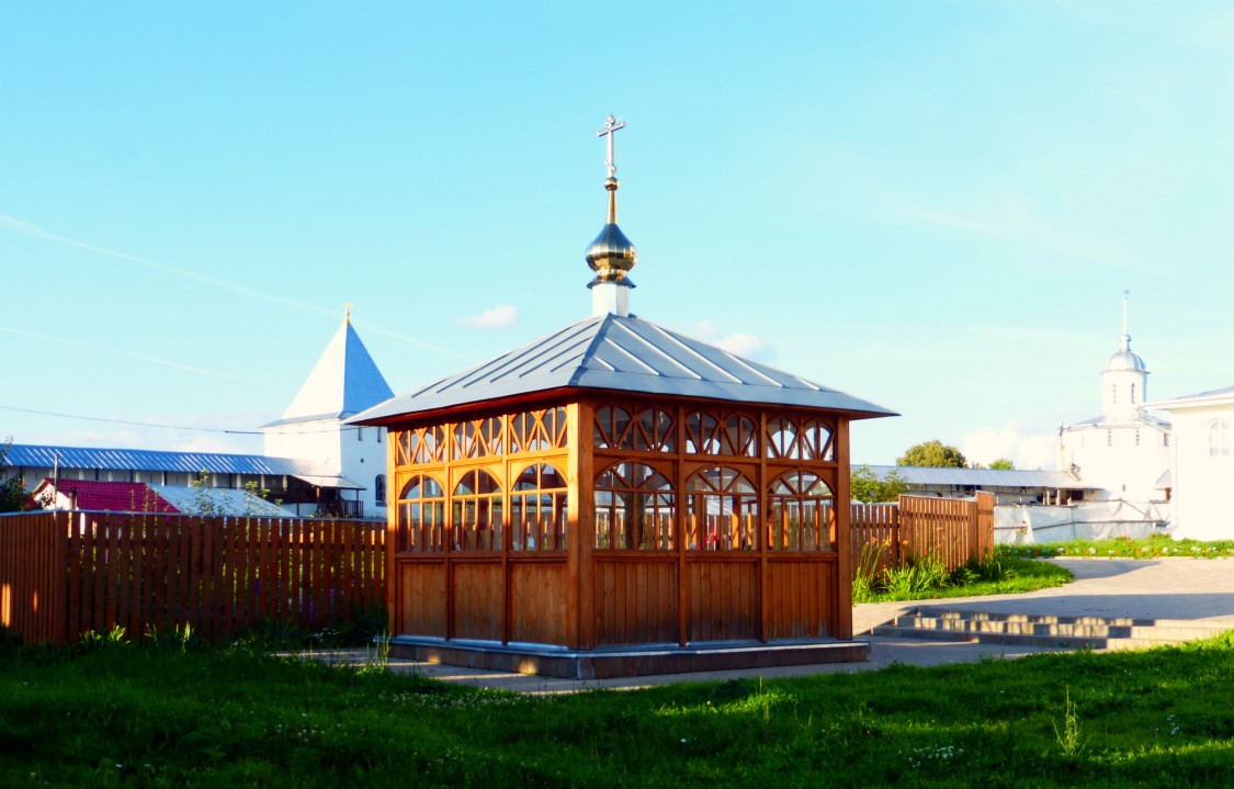 Переславль-Залесский. Никитский монастырь. Неизвестная часовня. фасады, Монастырский колодец.